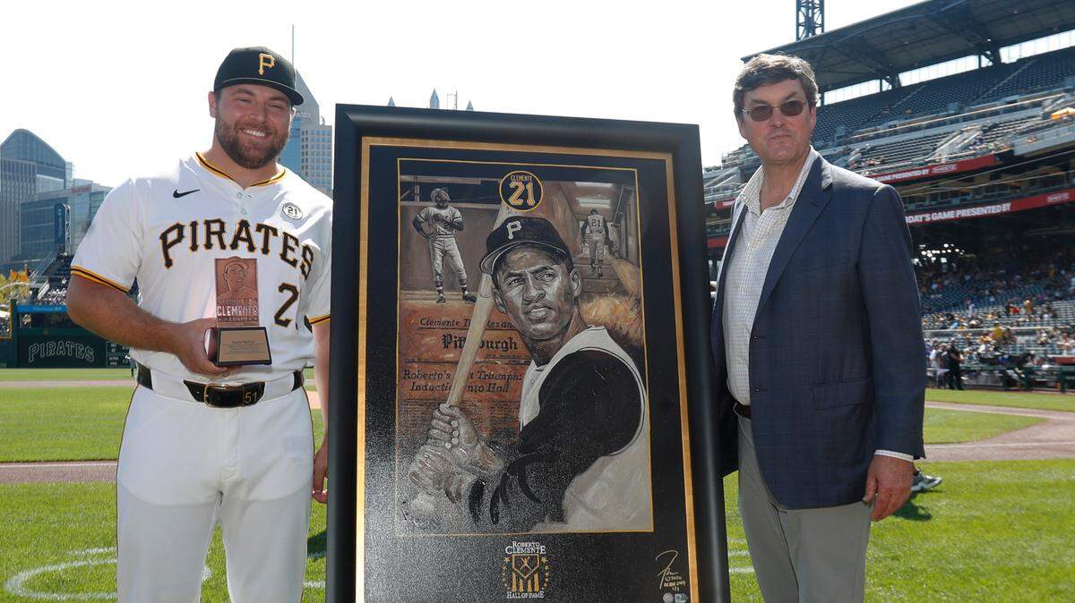 El propietario de los Piratas, Robert Nutting (derecha), entrega al relevista David Bednar el premio Roberto Clemente, antes del partido ante los Reales de Kansas City, celebrado el 15 de septiembre de 2024 en Pittsburgh.