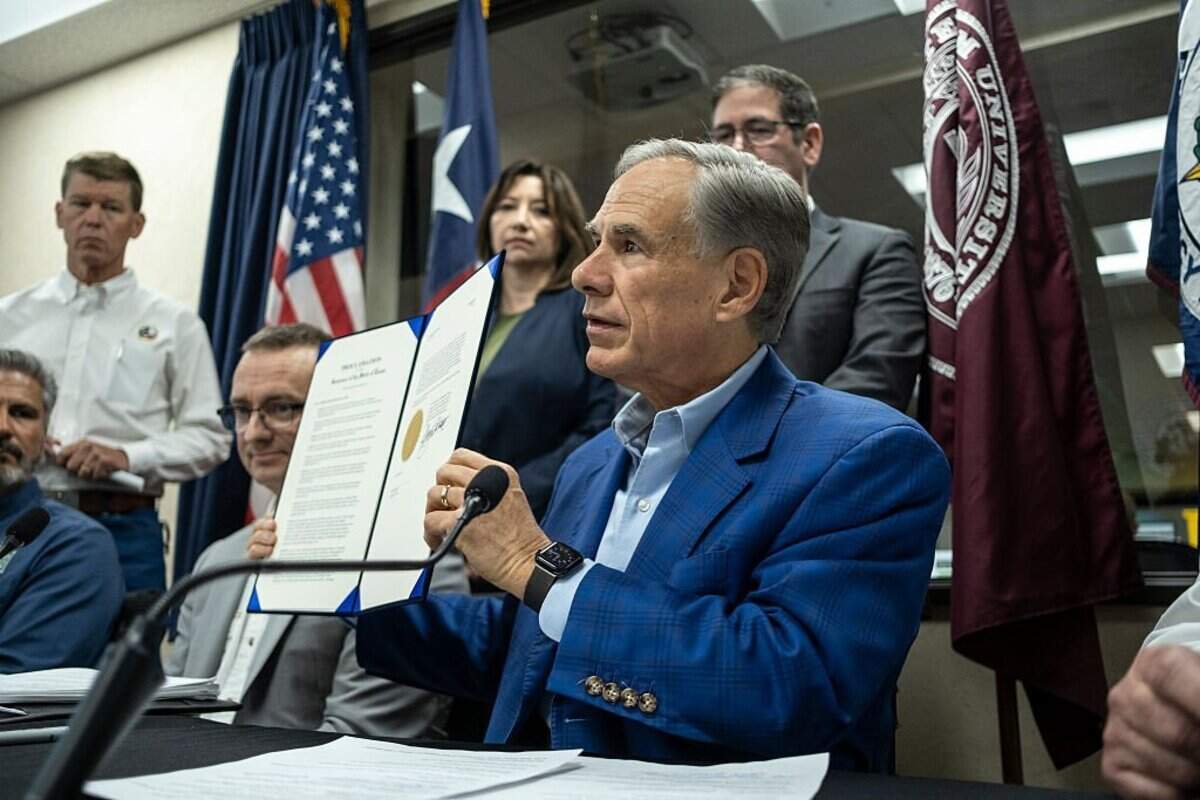El gobernador de Texas, Greg Abbott, firma una proclamación durante una conferencia de prensa con funcionarios del gobierno que discuten la amenaza del gusano barrenador del Nuevo Mundo en el Centro de Operaciones Estatales de la División de Manejo de Emergencias de Texas el 5 de junio de 2026 en Austin, Texas.