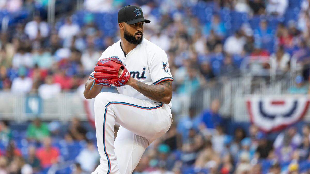 El abridor dominicano de los Marlins Sandy Alcántara lanza en el primer inning del partido ante los Piratas de Pittsburgh, celebrado el 27 de marzo de 2025 en el loanDepot park en Miami.