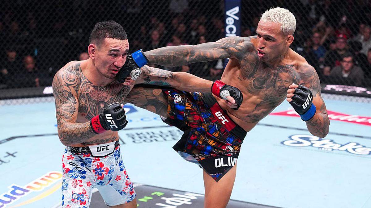 El brasileño Charles Oliveira (der.) arrasó el sábado en Las Vegas y reafirmó su lugar en la élite del peso ligero, tras una actuación aplastante frente al hawaiano Max Holloway. 