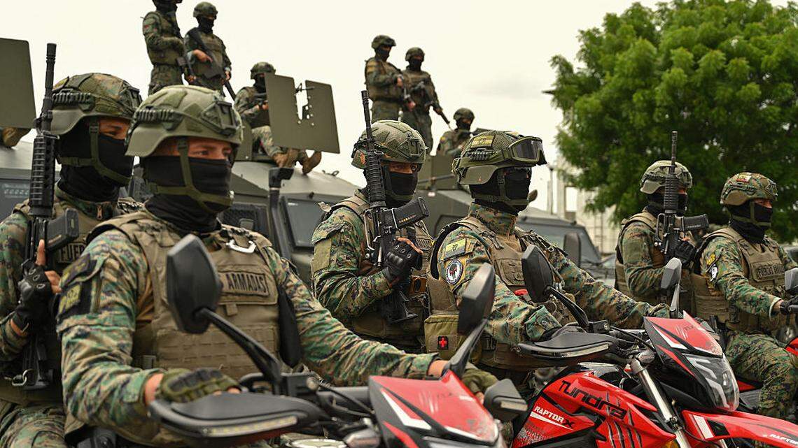 Soldados ecuatorianos toman posiciones en el puesto de mando de La Ferroviaria en Durán, provincia de Guayas, Ecuador, el domingo 15 de marzo de 2026, durante los preparativos para una operación de dos semanas, que comienza el domingo mismo en la noche, para reprimir a las bandas de narcotraficantes con el apoyo de Estados Unidos y bajo estrictos toques de queda en las regiones más violentas.