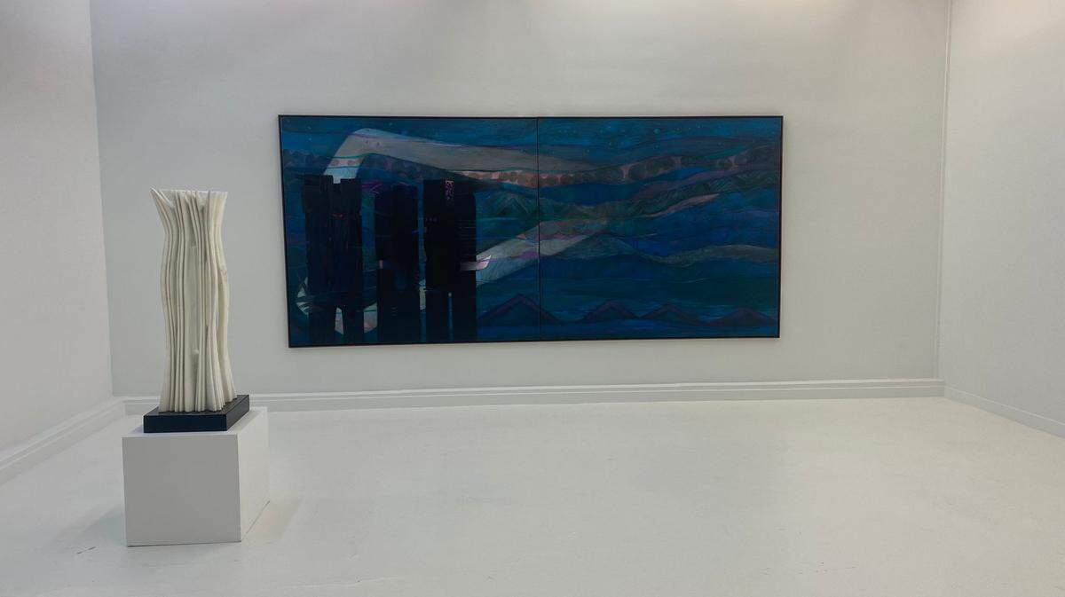 Escultura de Pablo Atchugarry y pintura de Fernando de Szyszlo en Modern Contemporaries.