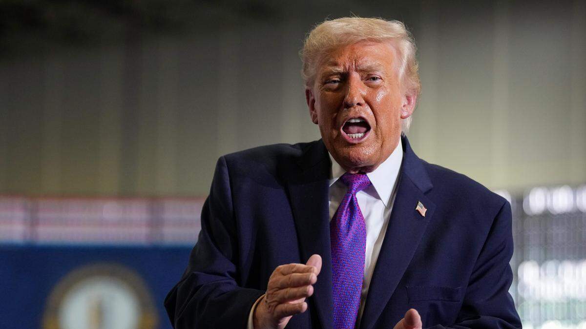 El presidente de Estados Unidos, Donald Trump, se prepara para retirarse tras hablar durante un evento en Verst Logistics el 11 de marzo de 2026 en Hebron, Kentucky.