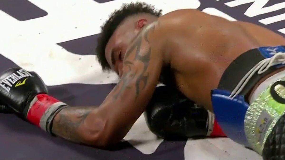 HAIRON SOCARRAS en la lona tras sufrir un golpe de Dennis Contreras el 12 de marzo en Boxeo Telemundo.
