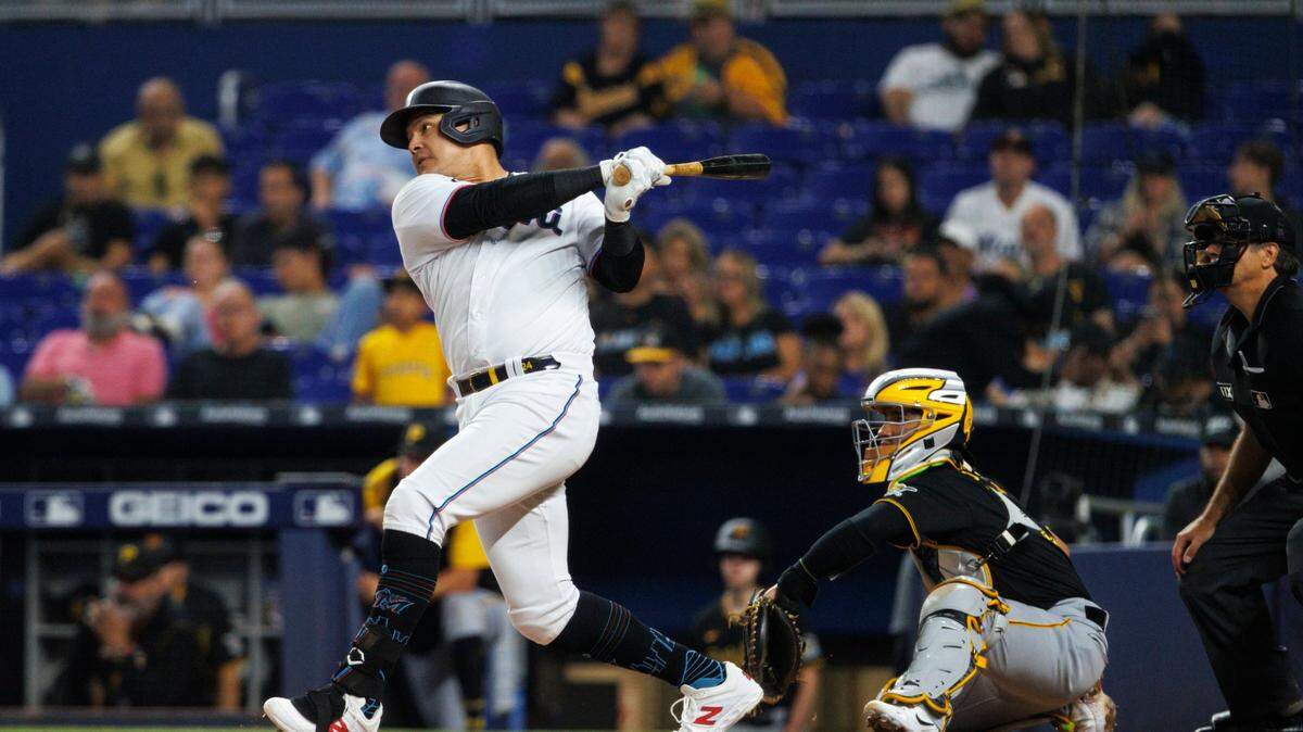 El jardinero de los Marlins Avisail García batea un doble en el cuarto inning del partido ante los Piratas de Pittsburgh, celebrado el 13 de julio de 2022 en Miami.