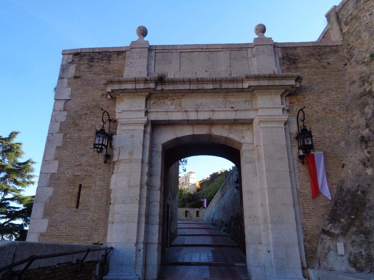 La rampa y puerta del siglo XV que dan acceso a la Plaza de Armas.