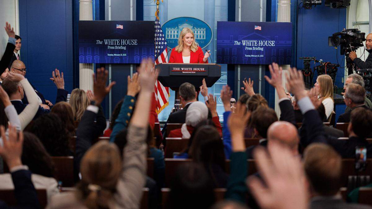 Periodistas levantan la mano para hacer una pregunta mientras la Secretaria de Prensa de la Casa Blanca, Karoline Leavitt, ofrece declaraciones durante una rueda de prensa en la Sala de Prensa de la Casa Blanca en Washington D.C., el martes 25 de febrero de 2025. 