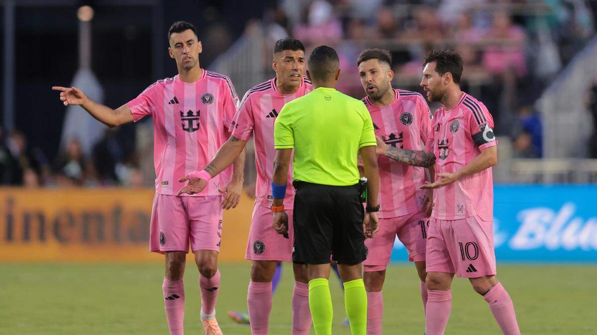 Los Cuatro Fantásticos del Inter Miami Sergio Busquets, Luis Suárez, Jordi Alba y Lionel Messi (de izq. a der.) discuten con el árbitro tras un gol en el partido ante Orlando City, el 18 de mayo de 2025 en Fort Lauderdale, Florida.