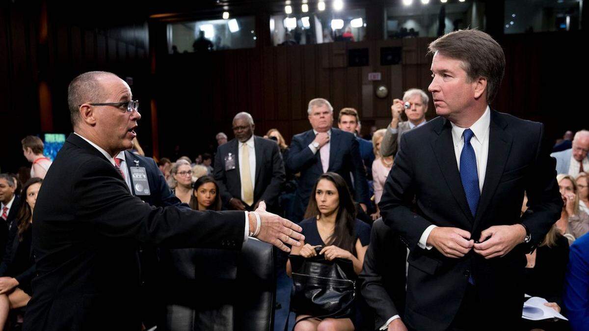 Fred Guttenberg, padre de una de las estudiantes asesinados en el tiroteo de Parkland, extiende su mano a Brett Kavanugh, el nominado de Trump a la Suprema Corte. Senado de los Estados Unidos, martes 4 de septiembre.