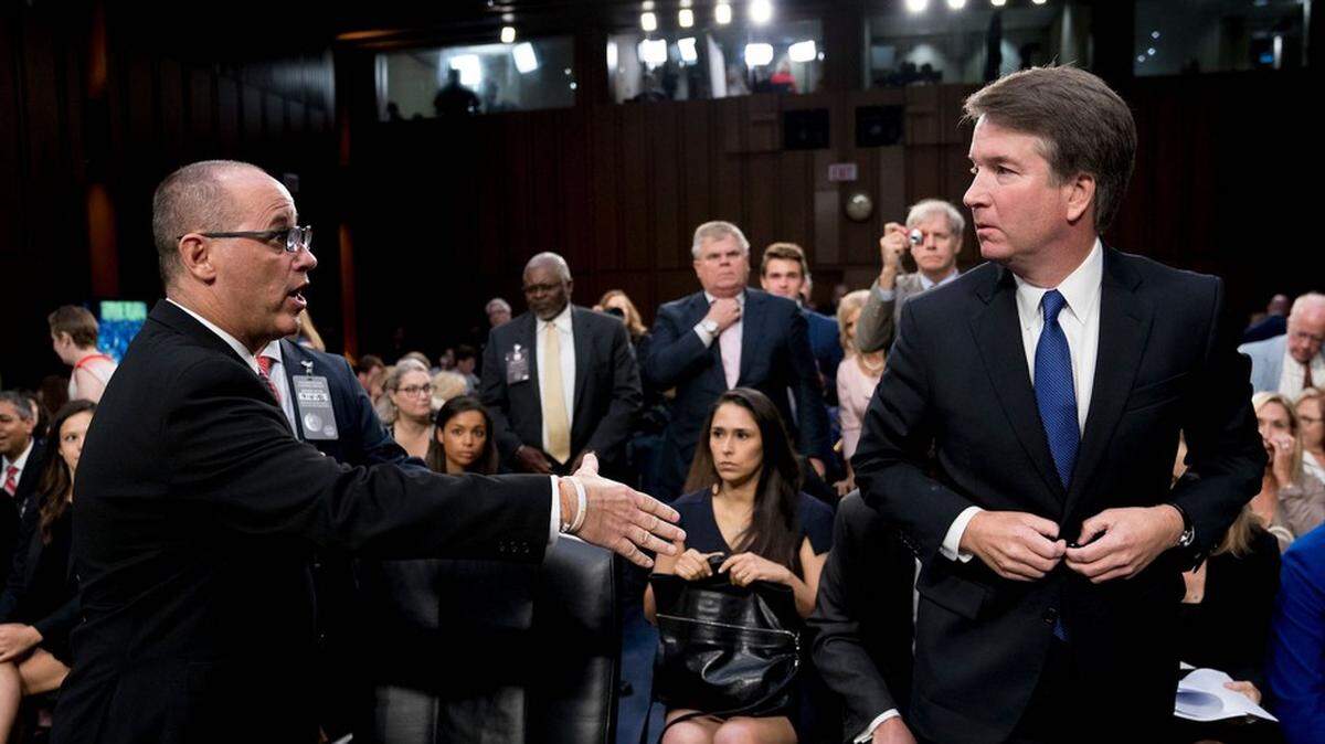 Fred Guttenberg, padre de una de las estudiantes asesinados en el tiroteo de Parkland, extiende su mano a Brett Kavanugh, el nominado de Trump a la Suprema Corte. Senado de los Estados Unidos, martes 4 de septiembre.