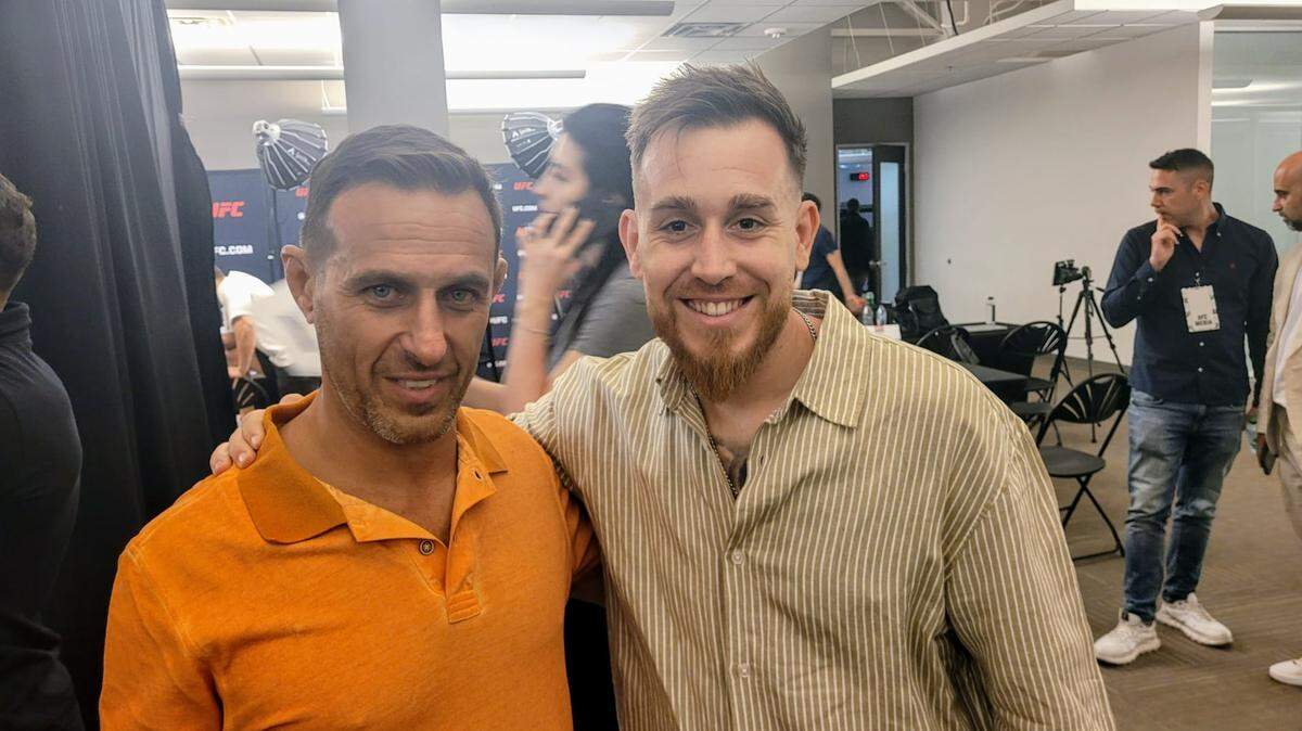Jesús Gallo (izq.), preparador físico de Ilia Topuria, junto al maestro de striking Javy Climent, dos piezas fundamentales en el campamento del campeón de la UFC.