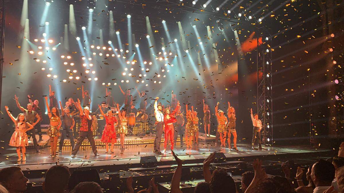 El elenco de ‘On Your Feet’ recibe la ovación del público tras el estreno oficial en el London Coliseum.