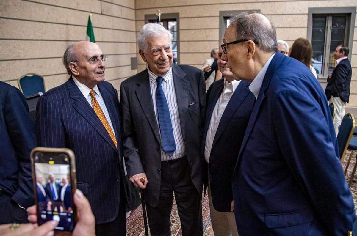 El escritor Mario Vargas Llosa comparte con Raúl Valdés Faul, ex alcalde de la ciudad de Coral Gables, Gerardo Bongiovanni, fundador y presidente de la Fundación Libertad en Argentina y el escritor cubano Carlos Alberto Montaner durante una presentación para anunciar el lanzamiento de la Cátedra Vargas Llosa en asociación con la Universidad de Miami, durante un evento en el Museo de Coral Gables, el jueves 9 de diciembre de 2021.