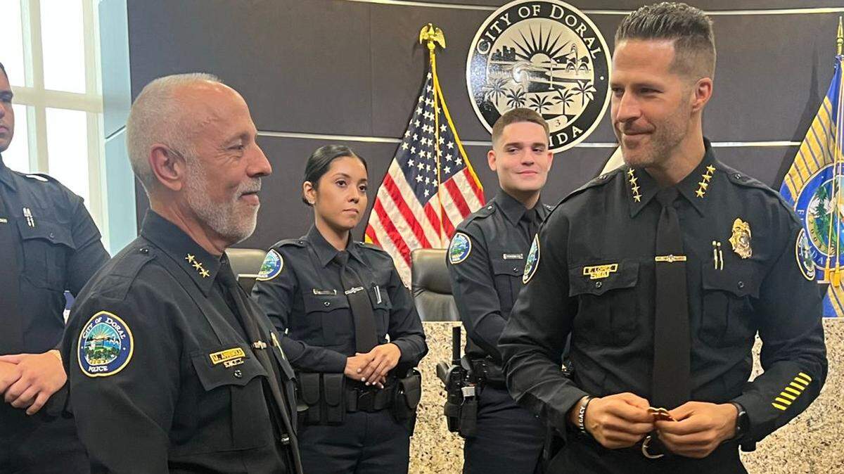 The deputy chief of the Doral police, Manuel Arrebola, during the swearing ceremony as second in command of the Police Department, accompanied by the police chief, Edwin López, at City Hall, in the summer of 2023.