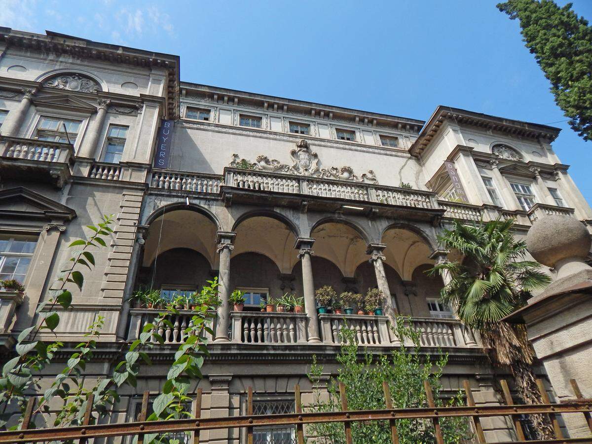 El origen del nombre del barrio de Sololaki se remonta la Edad Media, cuando Georgia fue conquistada por los árabes. En la imagen una impresionante casa del pasado siglo.