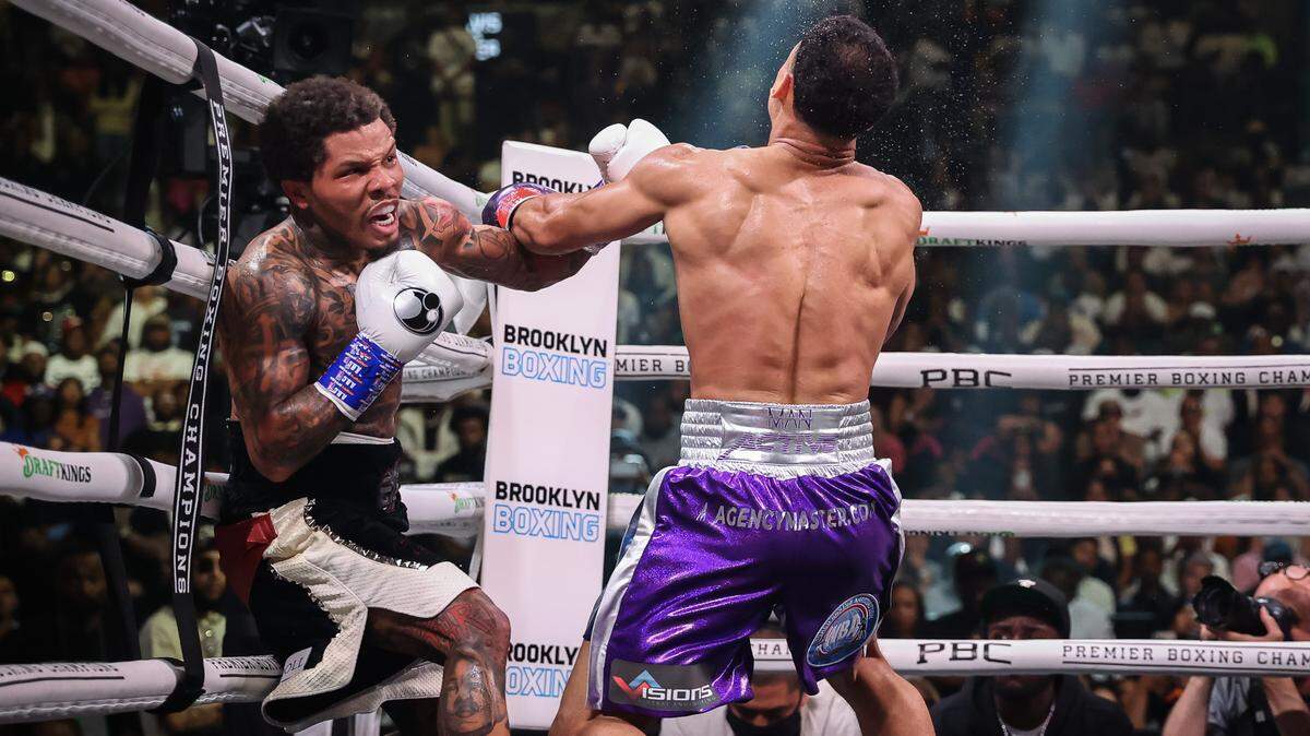 GERVONTA DAVIS (izq.) venció por nocaut a Rolando Romero en Nueva York.