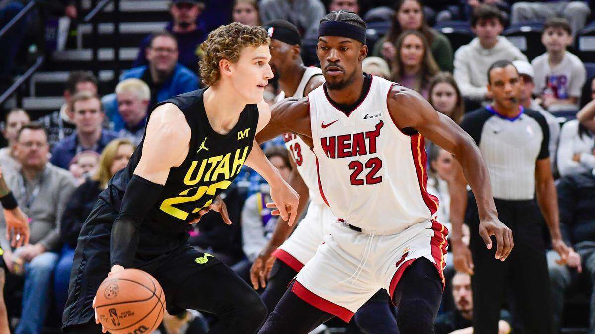 El jugador del Jazz Lauri Markkanen trata de pasar la marca de Jimmy Butler, del Heat de Miami, en el partido celebrado el 30 de diciembre de 2023 en Utah.