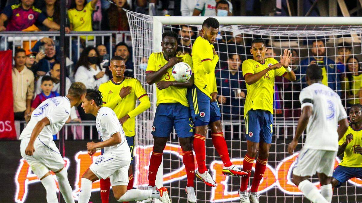 El jugador de Honduras Kervin Arriaga (5) patea el balón en el partido amistoso ante Colombia, celebrado el 16 de enero de 2022 en el DRV PNK Stadium en Fort Lauderdale, Florida.