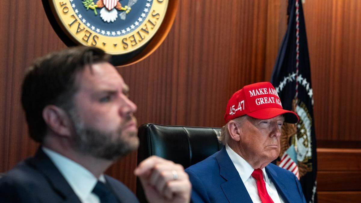 Foto cedida por la Casa Blanca que muestra al presidente de Estados Unidos, Donald Trump, junto al vicepresidente JD Vance (izq.), en la Sala de Situación de la Casa Blanca, en Washington, el 21 de junio de 2025. Más tarde ese mismo día, el presidente Trump se dirigió a la nación para hablar sobre el bombardeo estadounidense a tres instalaciones nucleares en Irán: Fordow, Natanz y Esfahán.
EFE/EPA/CASA BLANCA 
