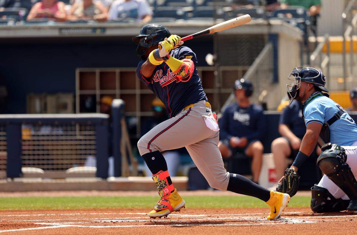 El jardinero venezolano de los Bravos de Atlanta Ronald Acuña Jr. batea un doble en el primer inning ante los Rays de Tampa Bay, en el partido de pretemporada celebrado el 18 de marzo de 2024 en Port Charlotte, Florida.