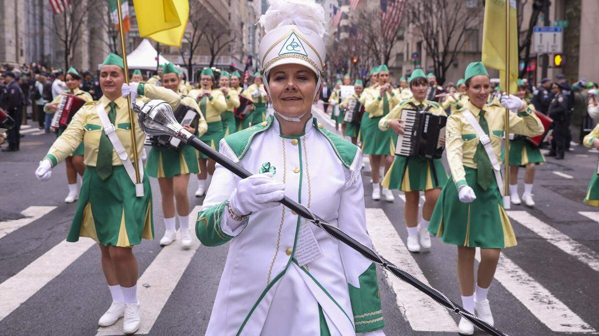 Una banda de música participa en el desfile anual del Día de San Patricio en Nueva York el 17 de marzo de 2025. EFE/SARAH YENESEL
