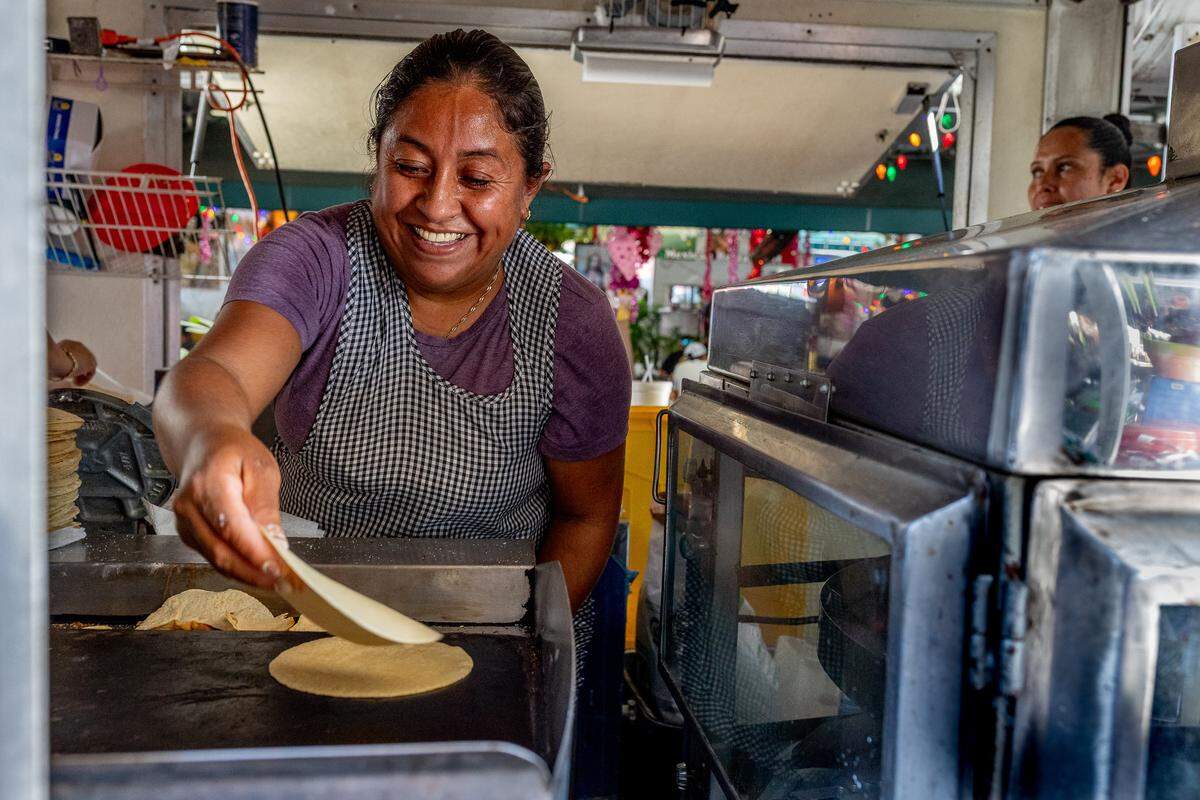  “Tortillas”, 2023. Fotografía digital, impresión fine art, enmarcada, 64 x 42 pulgadas.