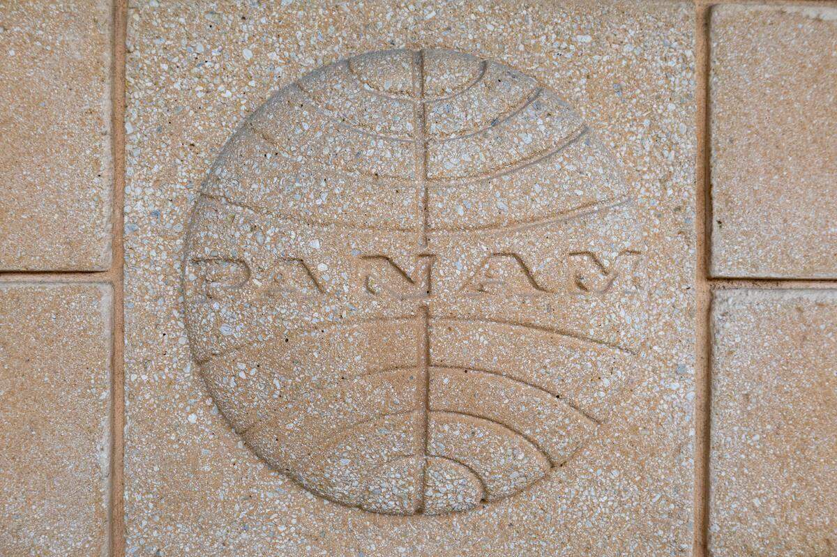 Una vista de un logotipo original de Pan Am en la fachada interior de la nueva terminal privada del Aeropuerto Internacional de Miami, el miércoles 23 de julio de 2025, en Miami, Florida.