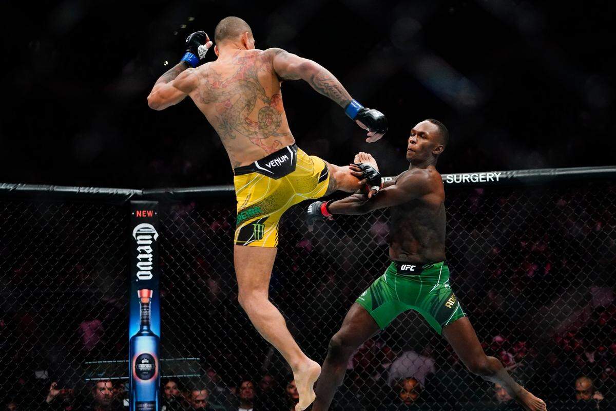 Alex Pereira (izq.) patea a Israel Adesanya en la pelea celebrada el 13 de noviembre de 2022 en Nueva York.