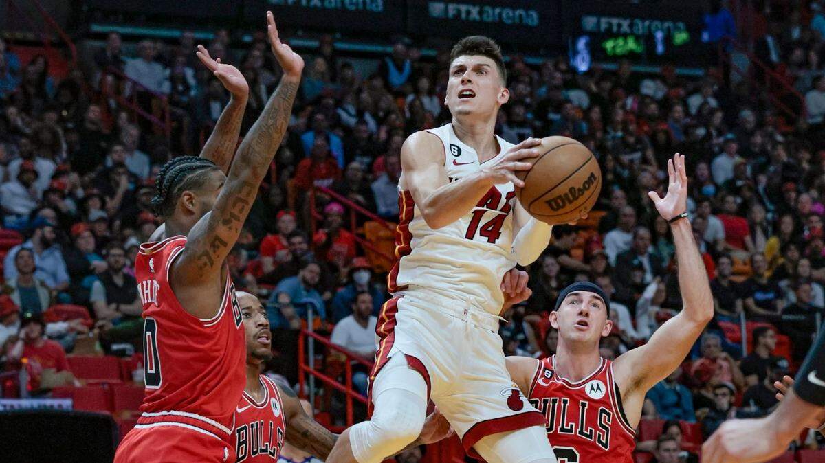 El escolta del Heat Tyler Herro entra al aro ante la defensa de los Bulls de Chicago Bulls, en el segundo cuarto del partido celebrado el 19 de octubre de 2022 en Miami.