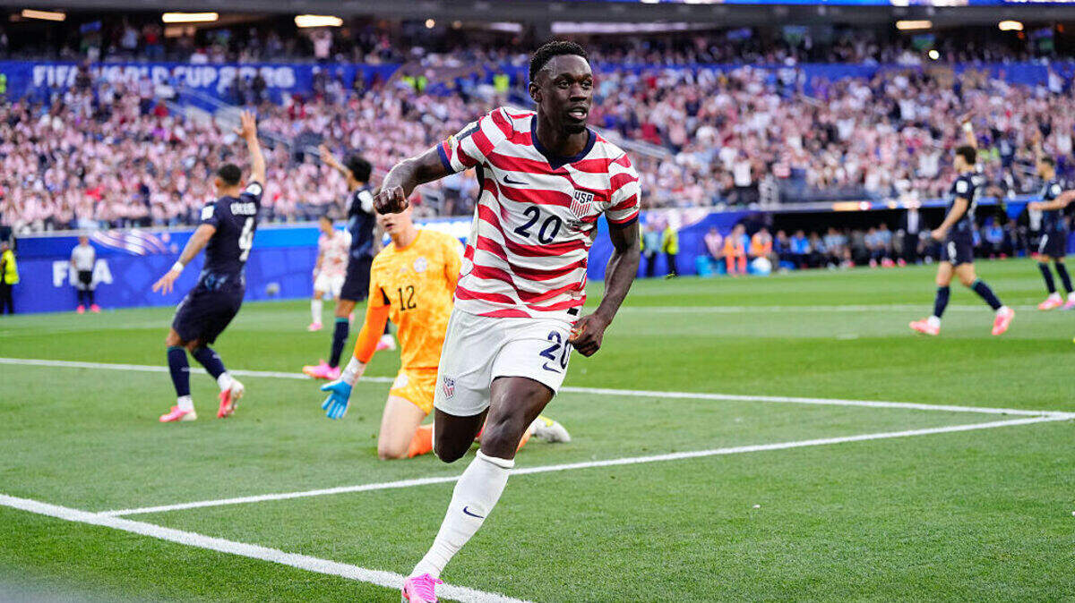 El delantero de Estados Unidos Folarin Balogun celebra tras anotar un gol ante Paraguay, en el partido del Grupo D del Mundial, efectuado el 12 de junio de 2026 en Inglewood, California.