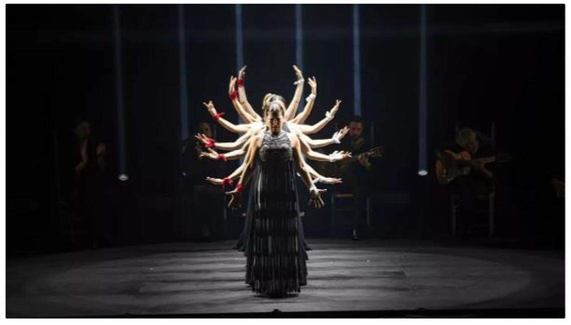 Sara Baras interpreta “Vuela” junto a 13 bailarines y músicos.