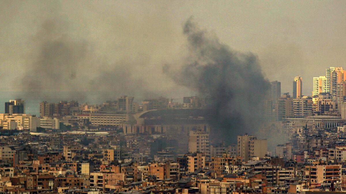 Israel bombardea el sur del Beirut, Líbano, un bastión del grupo islamista Hezbolá, en la víspera del primer año del ataque de Hamás del 7 de octubre. 