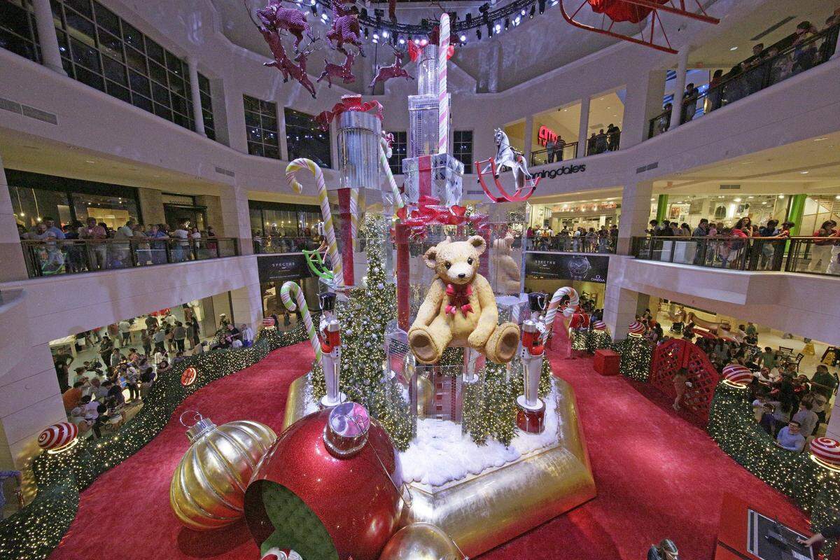 La exhibición de 60 pies incluye osos de peluche, renos, bastones de caramelo, caballos y cajas de regalo en el Aventura Mall el sábado, 14 de noviembre 2015 en Aventura. Andrew Uloza / Para el Miami Herald.