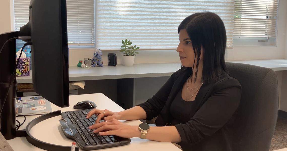 La doctora Vered Shwartz investiga los usos y riesgos de los chatbots y de los grandes modelos de lenguaje (LLMs) basados en IA. 