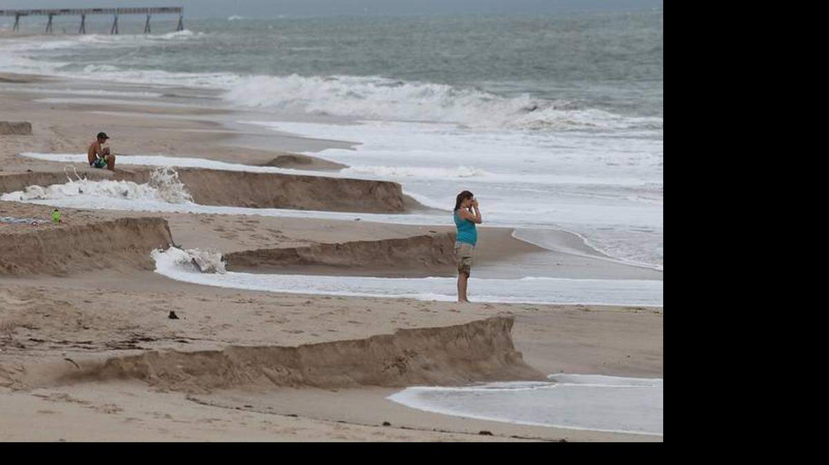 Bañistas observan olas de cinco pies olas provocadas por el huracán Danielle en la costa de Vero Beach en agosto del 2010 .JOE Rimkus JR. / MIAMI HERALD 