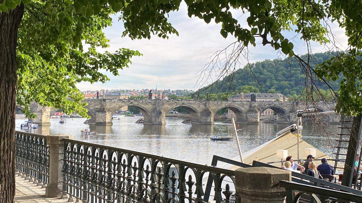 Puente Carlos sobre el río Moldava.