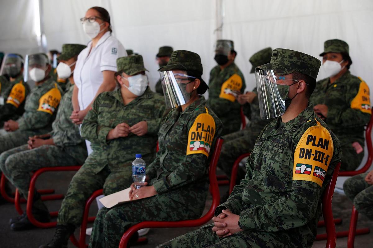 Personal del ejército descansa después de haber sido vacunados contra el COVID-19 en el Heroico Colegio Militar en Ciudad de México el domingo 27 de diciembre de 2020.