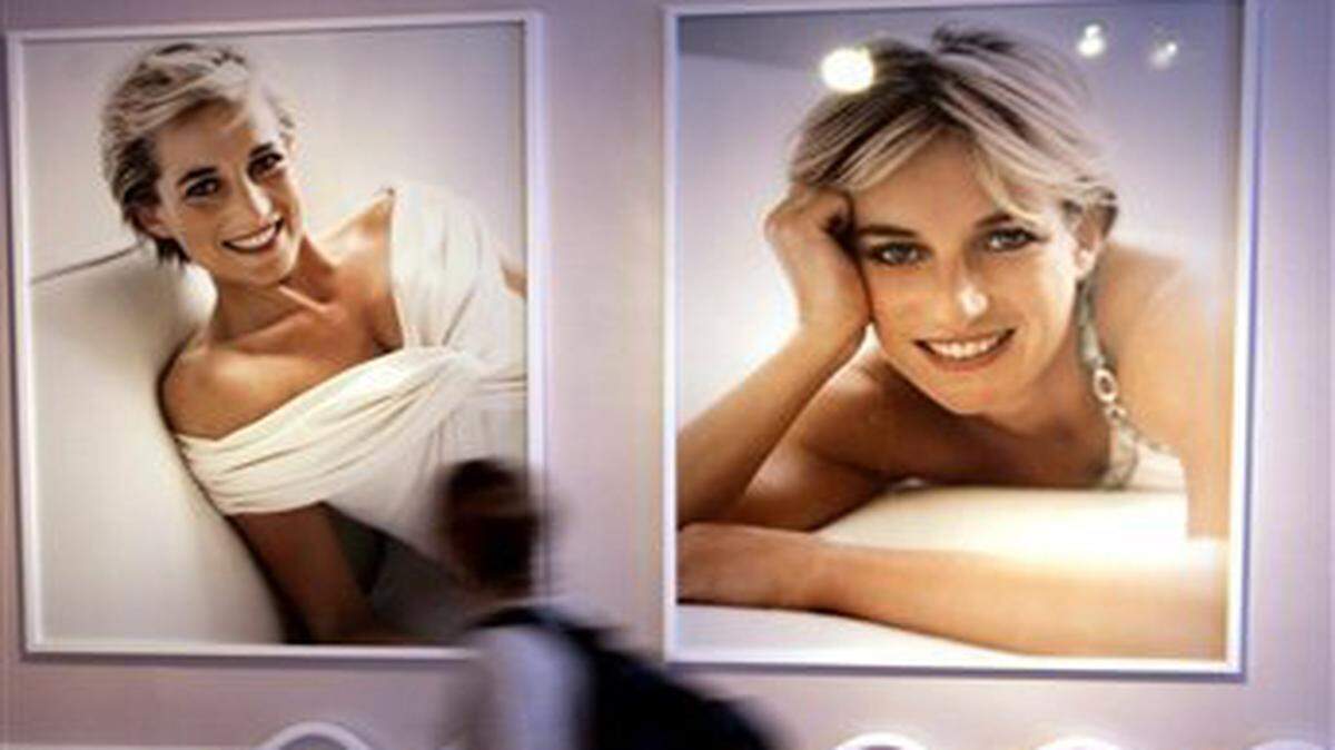 Un visitante mira fotografías de la fallecida princesa Diana, durante una exhibición en el Palacio Kensington,  en Londres.