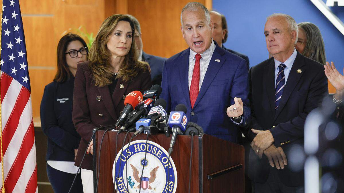 El representante Mario Díaz-Balart habla junto a los también congresistas María Elvira Salazar y Carlos Giménez a la prensa en Doral sobre el ataque de Estados Unidos a Venezuela y la captura del líder venezolano Nicolás Maduro el pasado 3 de enero.