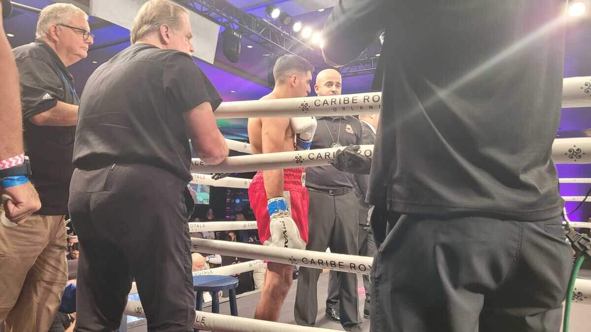 Guillermo “El Leoncito” Crocco pierde ante el cubano Orestes Velázquez despuës de sufrir una lesión en el hombro derecho que le impidió continuar en el ring.
