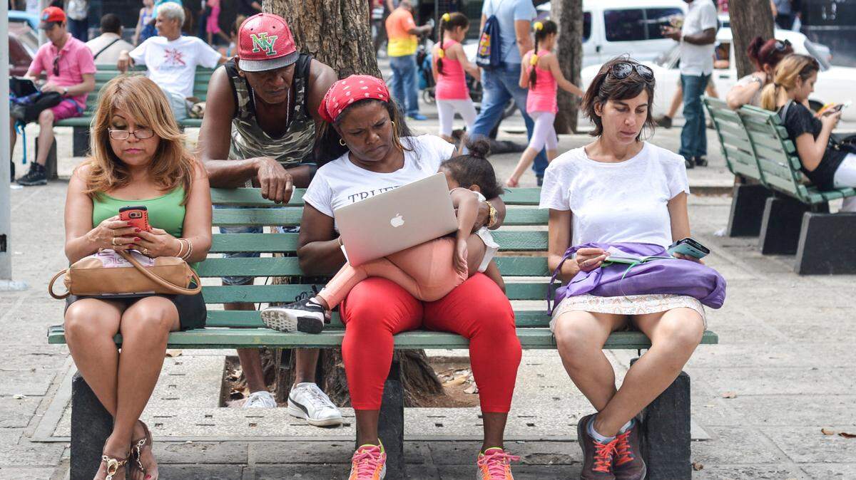 Foto de archivo de cubanos conectados a internet en un punto de acceso Wi-Fi en La Habana.