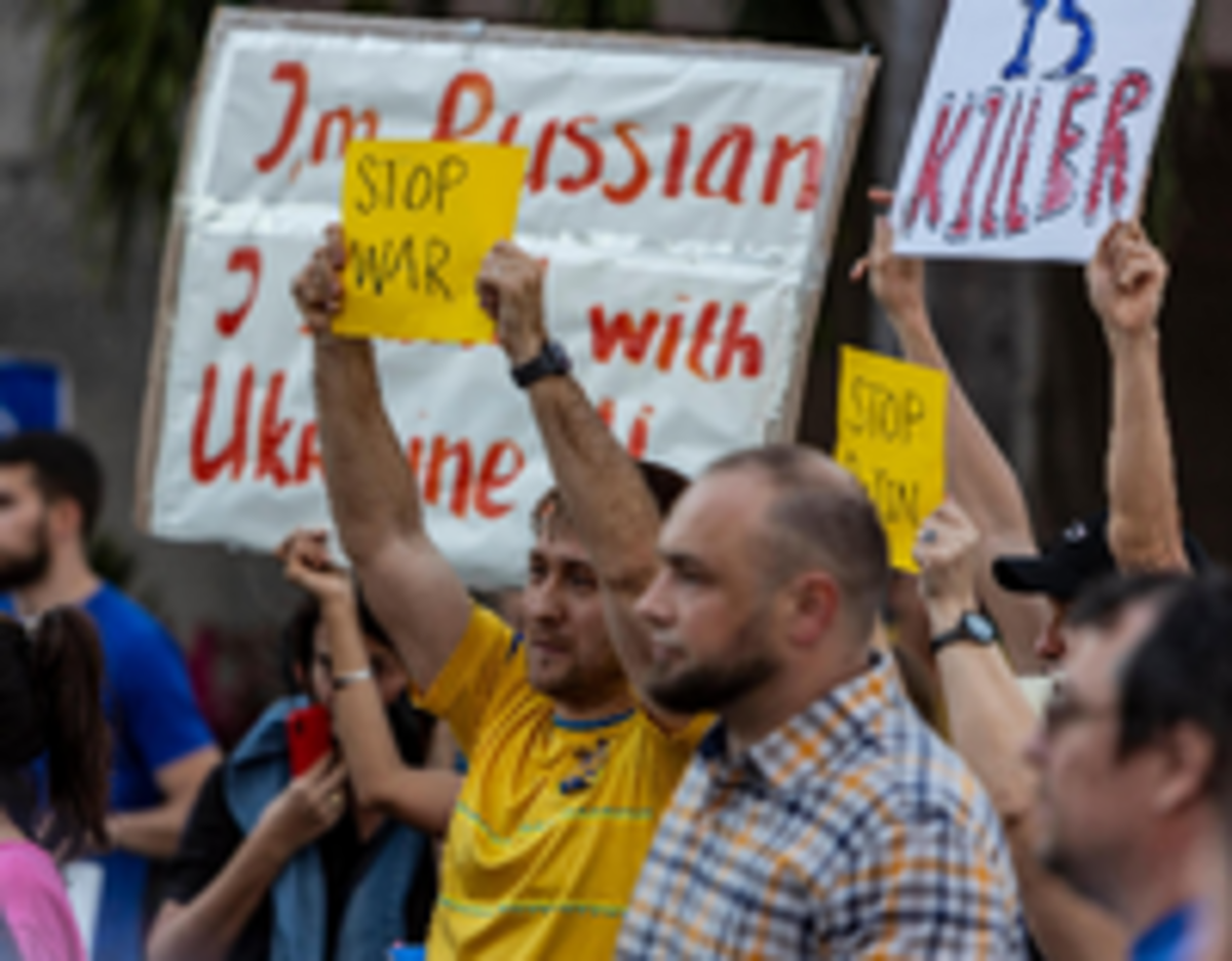 Hallandale Beach, Florida, 24 de febrero de 2022 - Un hombre sostiene un pequeño letrero que dice "No a la Guerra" durante la manifestación. Miembros de las comunidades ucraniana y rusa del sur de la Florida se reunieron frente al Ayuntamiento de Hallandale Beach en apoyo a Ucrania. Jose A Iglesias.@elnuevoherald.com