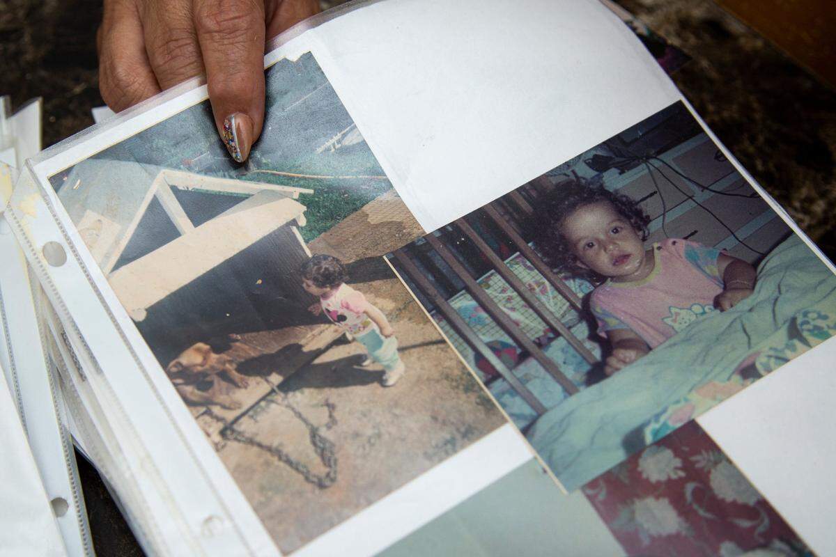 Elba Santos, madre de Angie González, muestra un álbum de fotos de su hija. Al igual que muchas abuelas puertorriqueñas, Elba ha tenido que lidiar con la responsabilidad de criar a los niños de sus hijas asesinadas por la violencia machista.&nbsp;