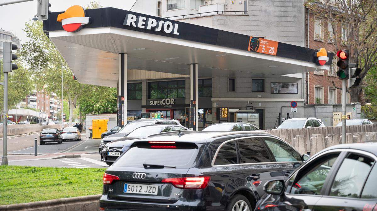 Foto de archivo del 8 de abril de 2024 de una estación de gasolina en Madrid. España reportó en septiembre una fuerte desaceleración de la inflación, en parte por la caída de los precios del combustible.