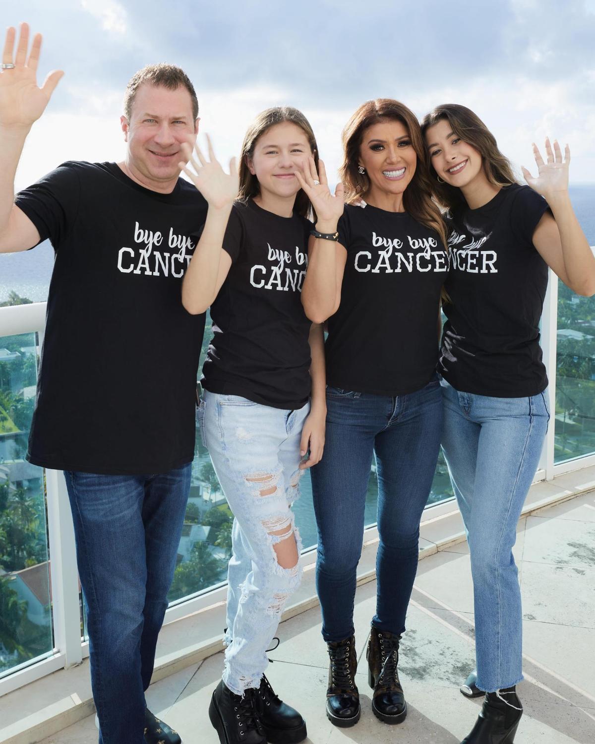 Ingrid Macher recibió el apoyo de su familia durante su batalla contra el cáncer de seno. De izq. a der.: Su esposo, su hija Mía, Ingrid, y su hija mayor Paula.