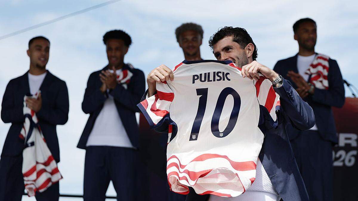 El jugador Christian Pulisic posa con la playera de Estados Unidos durante la presentación de la lista oficial de los futbolistas del equipo, el 26 de mayo de 2026 en Nueva York. 