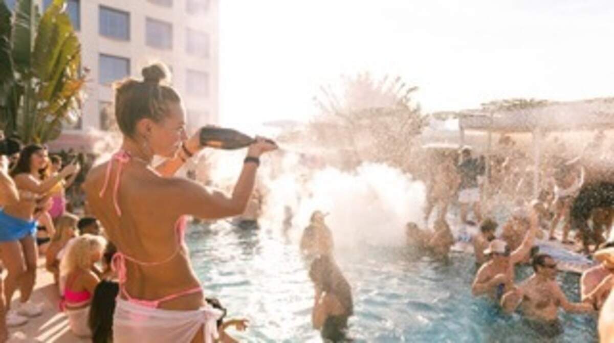 The Goodtime Hotel celebra a los miembros del ejército con acceso gratuito a sus famosas fiestas en la piscina. 