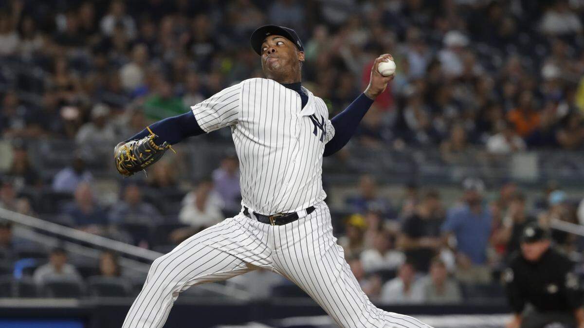 Aroldis Chapman lanza en un partido con los Yankees ante los Rays de Tampa Bay,  el 14 de agosto de 2018.