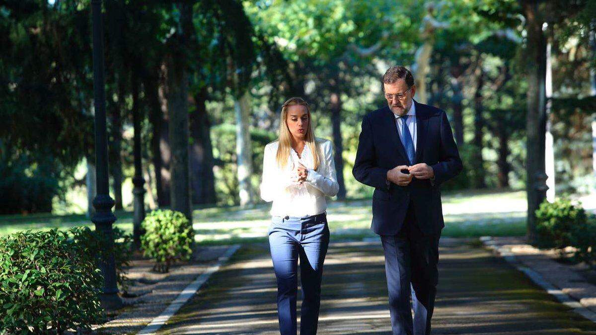 Lilian Tintori y Mariano Rajoy pasean por los jardines de su residencia del Palacio de la Moncloa, a las afueras de Madrid. Twitter