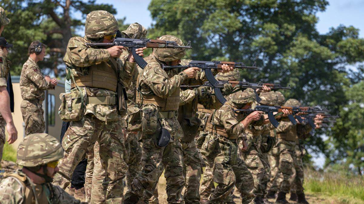 Soldados ucranianos participan en ejercicios de entrenamiento liderados por militares británicos, cerca de Manchester, Reino Unido, el 9 de julio de 2022. 